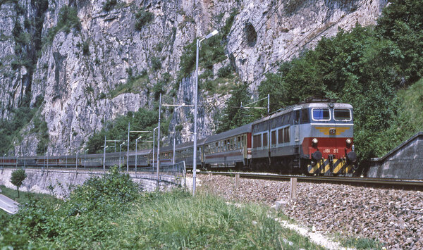 E656 272 con treno espresso a Ceraino (VR)