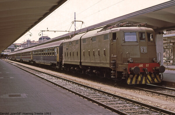 E645 017 con treno espresso a Trieste