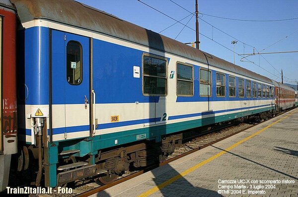 Carrozza con scomparto ristoro