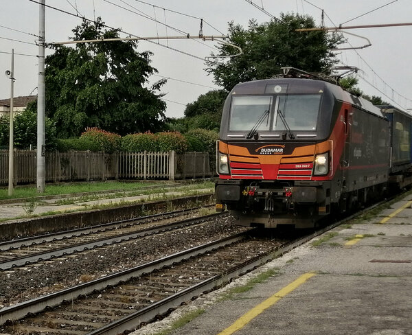 Vectron 383 302 Budamar - Bojnicky Zamok.jpg