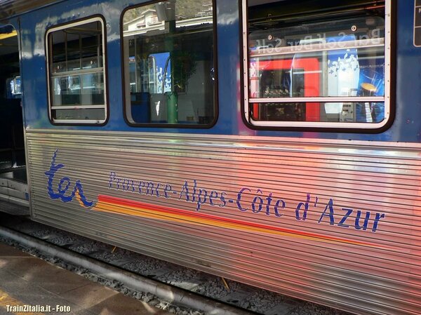 Carrozza SNCF vecchio tipo per treni regionali