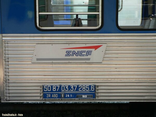 Carrozza SNCF vecchio tipo per treni regionali