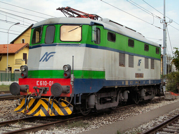 E610-01 in sosta come treno soccorso