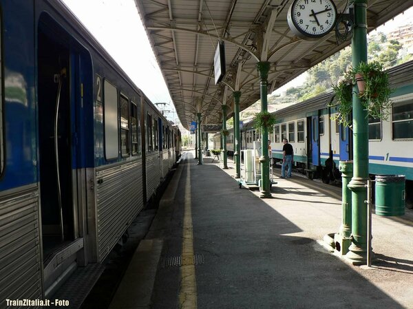 Partenza da Ventimiglia treno SNCF TER con carrozze Inox