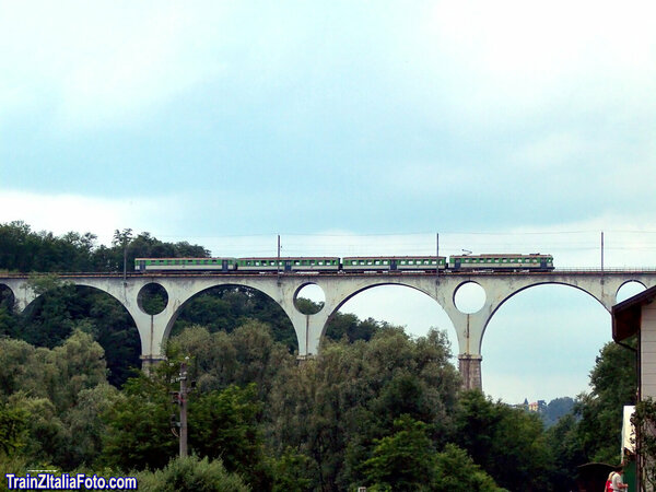 Elettromotrice +rimorchiate attraversano il viadotto sulla Milano-Laveno FN