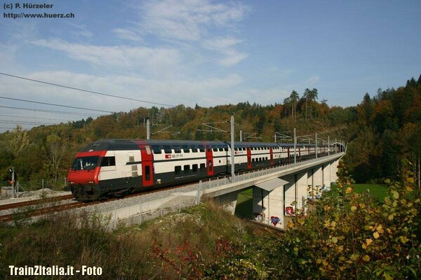 Re 460 with IC2000 near Roggwil-Wynau