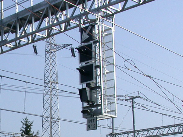 Freccia per segnali su traliccio