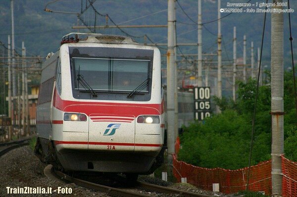 Il 460-21 affronta la curva in ingresso alla stazione