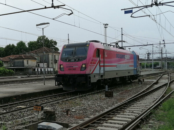 E494 562 Lady Pink Hamburg di Oceanogate nolo Railpool