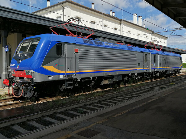 Abbinata di E464 -059 -020 Trenitalia livrea DPR