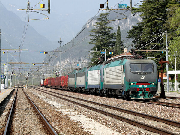 Quattro macchine, per nove carri...