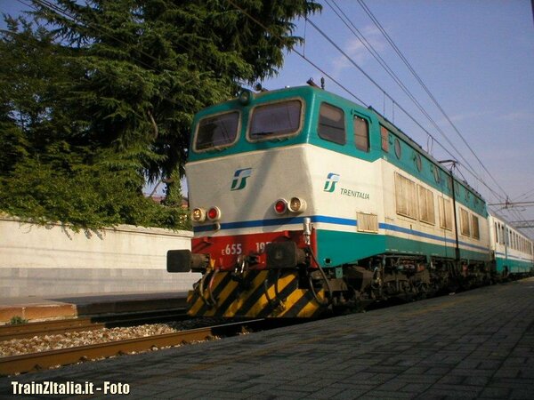 E655 in testa a treno passeggeri