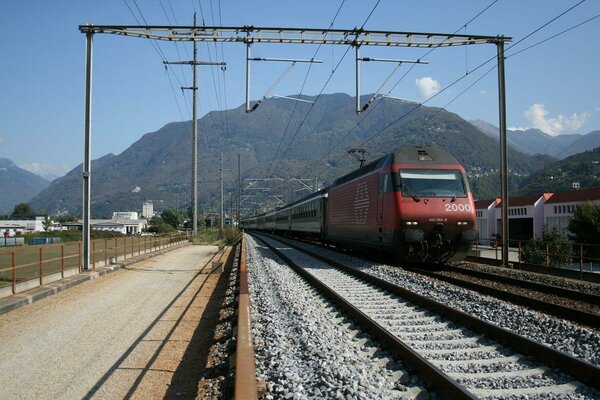 Re 460 con IR per Locarno