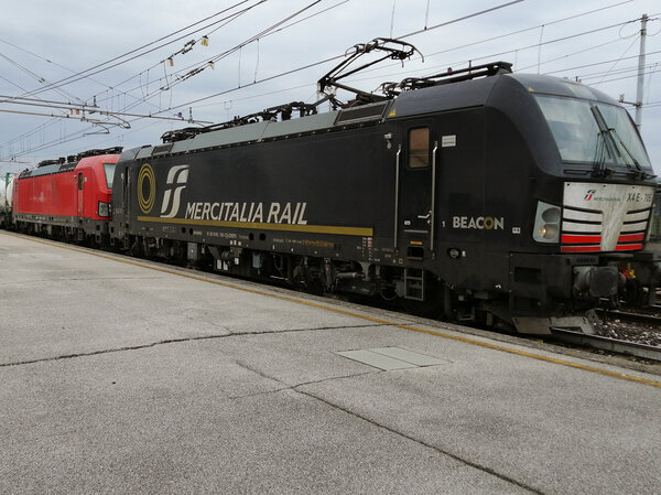 Vectron 193 705 MIR + 193 331 DB Cargo rimorchiata