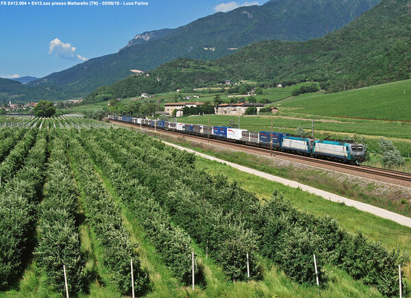 Doppia di E412 tra i vigneti