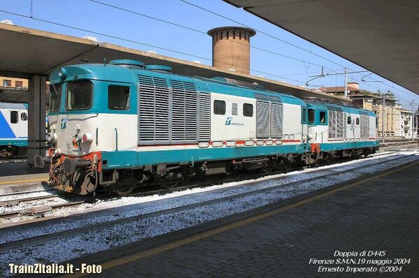 Doppia di D445 in stazione a SMN