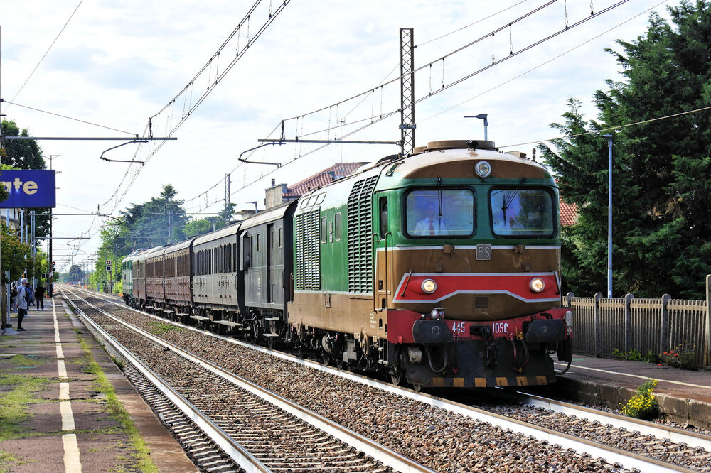 D445-1050+treno storico Canegrate 17-05-26.jpg