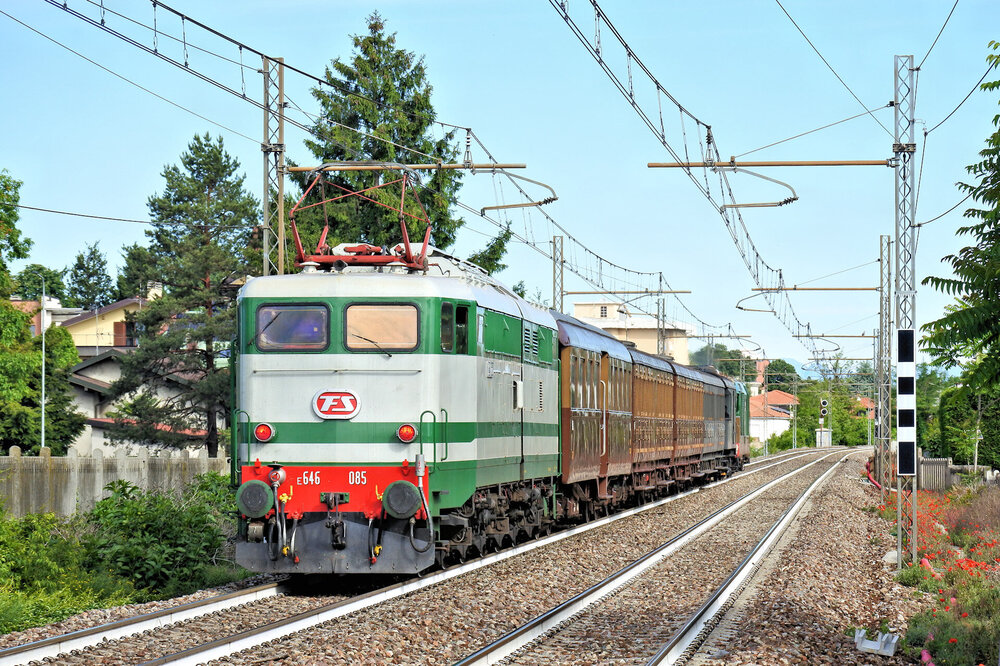 E646-085+treno storico Canegrate 17-05-26.jpg